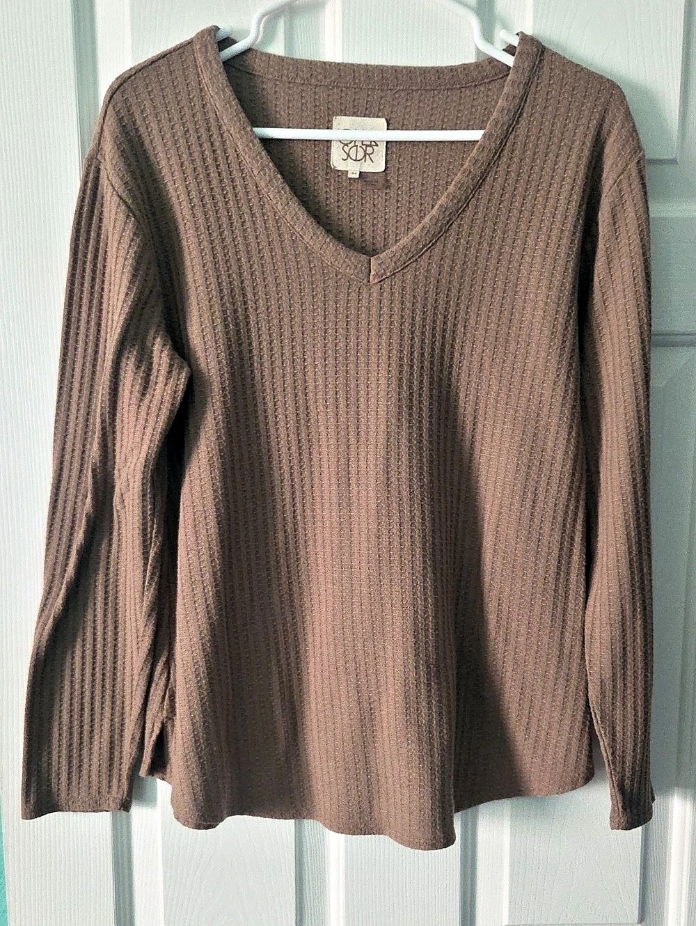 Chaser Ribbed V-Neck Long Sleeve Top in Brown Size Medium